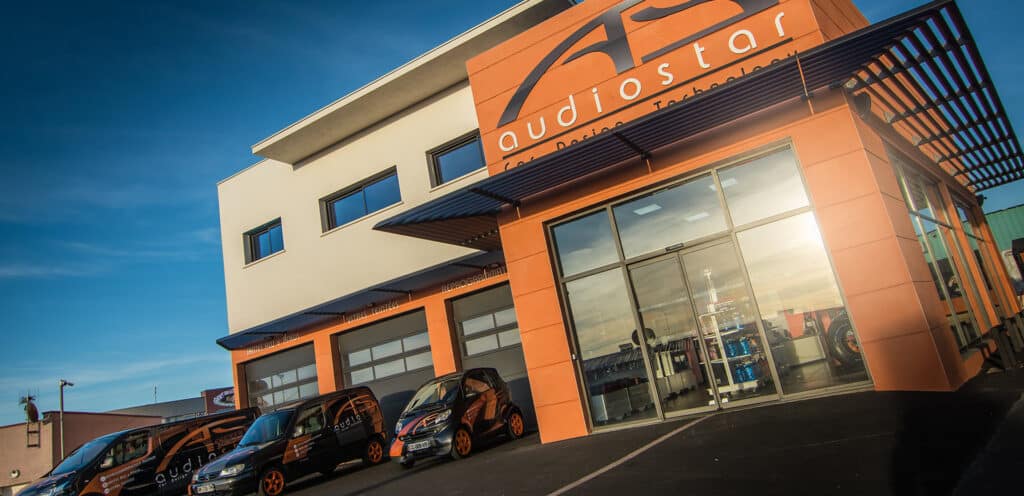 Devanture Audiostar orange: garage auto, Jantes Alu & Pneus, Vitres Teintées, Reprogrammation Moteur. Véhicules de service.