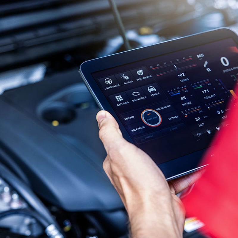 Diagnostic Auto: Analyse Performance Véhicule sur Tablette Diagnostic auto sur tablette près du moteur: état CONNECTÉ, données performance (Température, Admission, Pression, Débit).